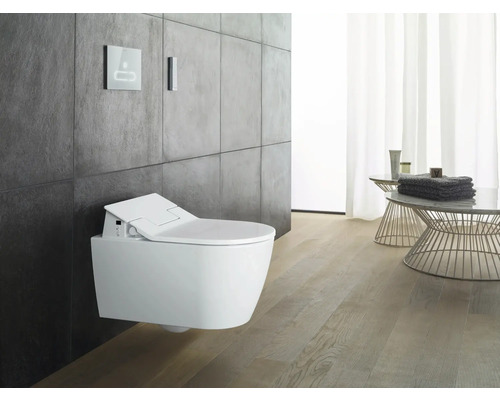 Toaletă cu duș suspendată cu panou de control într-o baie