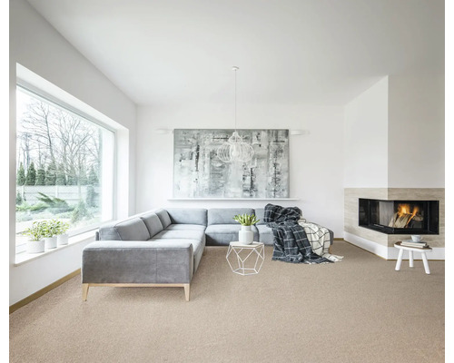 Living cu canapea de colț gri, șemineu și fereastră mare