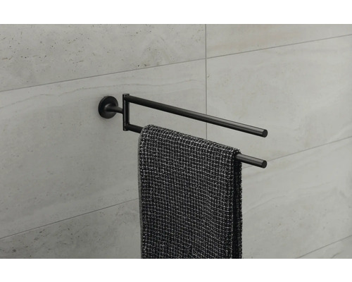 Suport rotativ pentru prosoape cu prosop pe perete