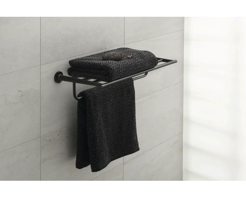 Suport pentru prosop cu prosoape pe un perete