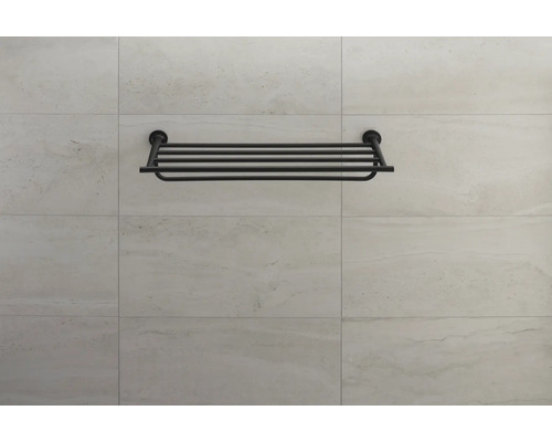 Suport negru pentru prosoape cu trei bare pentru montare pe perete.