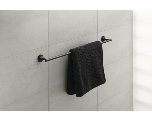 Suport pentru prosop cu un prosop pe un perete