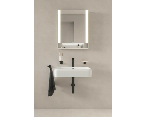 Baie cu chiuvetă, dulap de chiuvetă, oglindă iluminată și accesorii