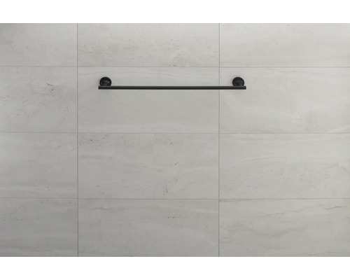 Suport negru pentru prosoape pe un perete