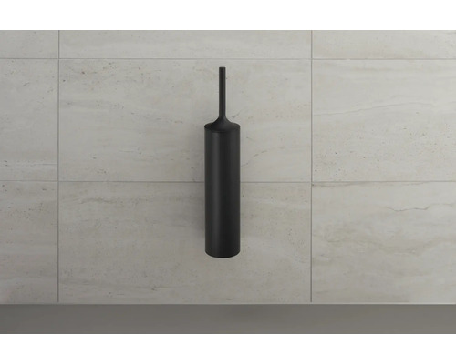 Perie de toaletă neagră în fața unui perete cu faianță