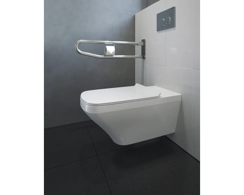 Baie modernă cu toaletă suspendată, bară de sprijin și rezervor de spălare