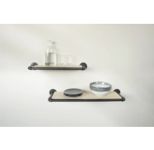 Două rafturi de perete cu raft din lemn deschis la culoare și suport metalic negru cu decorațiuni