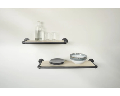 Două rafturi cu blat din lemn și suport metalic negru pe un perete cu sticlă, pahare, farfurii și bol