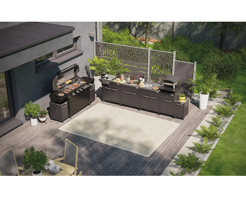 Vedere de sus a unei bucătării exterioare cu grătar, chiuvetă, cuptor de pizza și blaturi de lucru pe o terasă din lemn