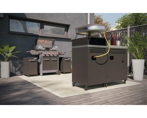 Spațiu exterior cu grătar pe gaz, cuptor de pizza și jardiniere pe o terasă