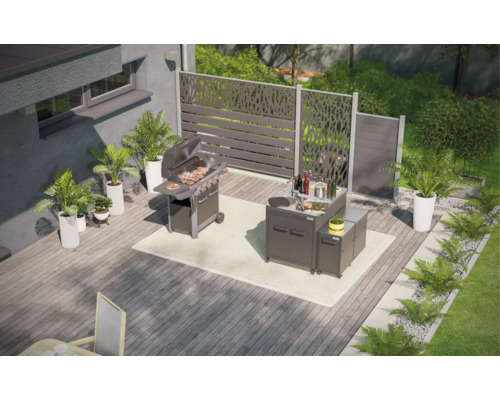 Scenă cu grătar, bucătărie de exterior și paravan de confidențialitate pe o terasă.