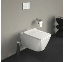 WC suspendat cu suport pentru hârtie igienică și rezervor de apă în baie.