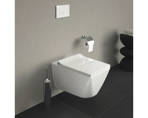 WC suspendat cu suport pentru hârtie igienică și rezervor de apă în baie.