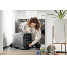 Femeie conectează centrala electrică EcoFlow într-o spălătorie