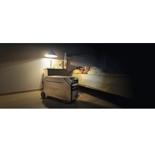 Vedere a camerei cu copil în pat și stație de alimentare EcoFlow pentru alimentare