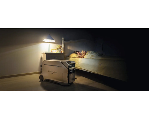 Vedere a camerei cu copil în pat și stație de alimentare EcoFlow pentru alimentare