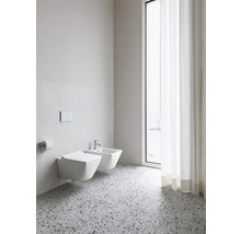 Baie luminoasă cu toaletă suspendată, bideu și fereastră