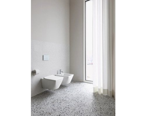 Baie luminoasă cu toaletă suspendată, bideu și fereastră