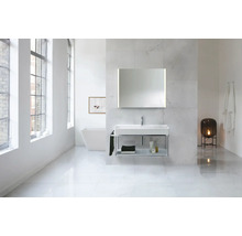 Baie cu lavoar, oglindă, cadă și lampă într-un design luminos