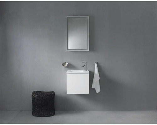 Baie modernă cu dulap de bază pentru lavoar, oglindă, savonieră, suport pentru prosop și taburet