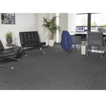 Interior cu mochetă gri, fotolii și mobilier de birou