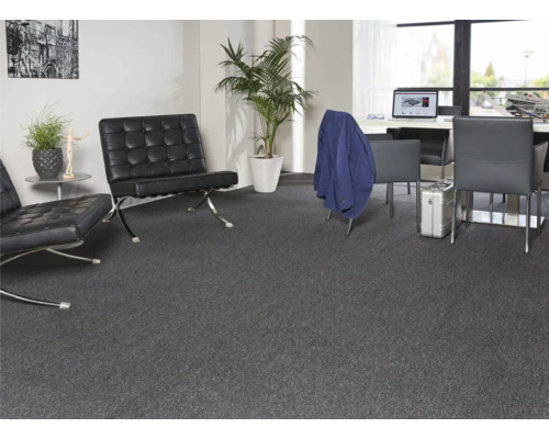 Interior cu mochetă gri, fotolii și mobilier de birou