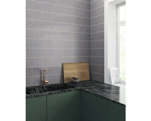 Scenă de bucătărie cu plăci verticale, chiuvetă și robinet.