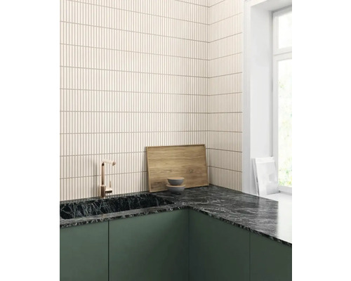 Scenă de bucătărie cu chiuvetă, robinet, blat și faianță