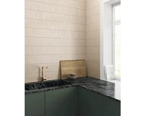 Scenă de bucătărie cu faianță de perete, blat, chiuvetă și robinet