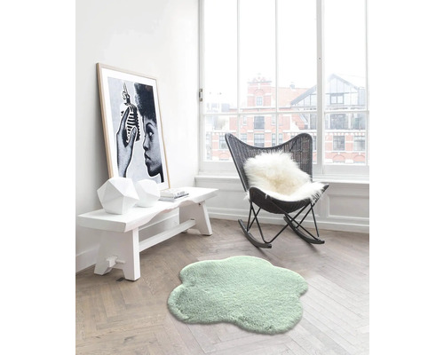 Cameră luminoasă cu covor mic, bancă, decorațiuni și balansoar