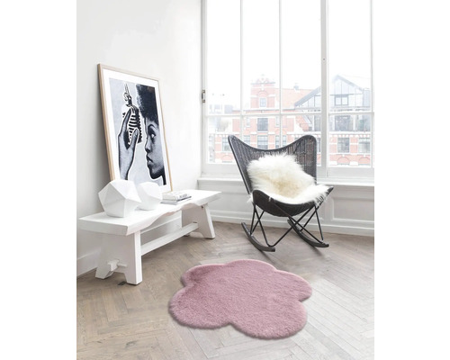 Cameră de zi cu fotoliu, bancă, covor și decorațiuni