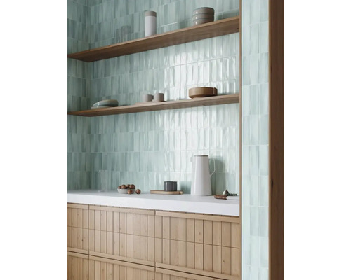 Prim-plan cu un interior cu faianță de bucătărie, rafturi și ustensile de bucătărie