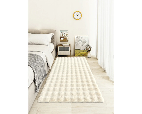 Dormitor cu pat, noptieră și un covor dreptunghiular