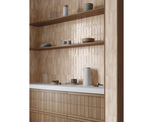 Baie modernă cu gresie, rafturi și obiecte decorative