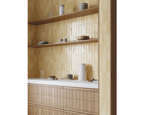 Scenă de bucătărie cu rafturi, veselă și faianță galbenă