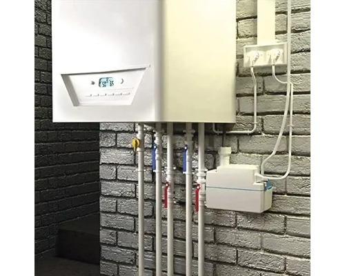 Centrală termică instalată pe un perete de cărămidă cu țevi