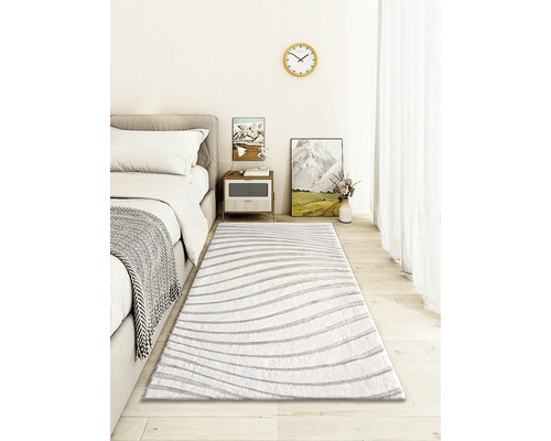 Dormitor cu pat, noptieră și covor cu model cu dungi