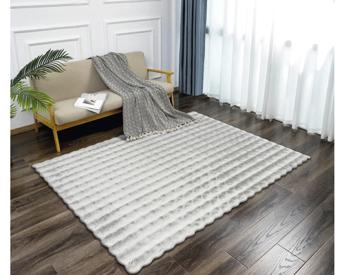 Living cu canapea și covor cu model