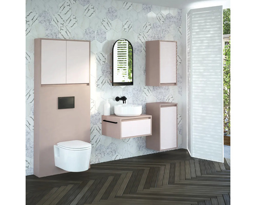 Baie cu toaletă, lavoar, oglindă și dulapuri într-un design luminos și spațios.