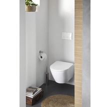 Baie modernă cu WC suspendat, suport pentru hârtie igienică și perie WC