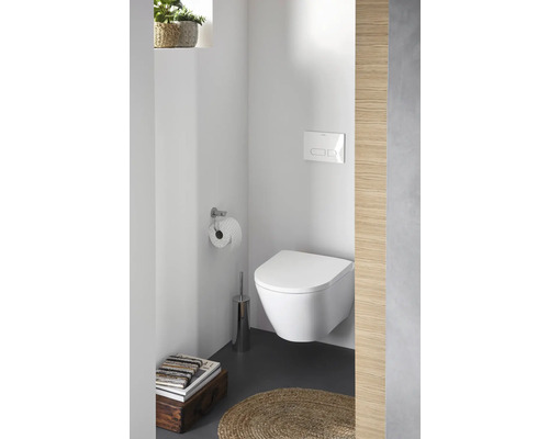 Baie modernă cu WC suspendat, suport pentru hârtie igienică și perie WC