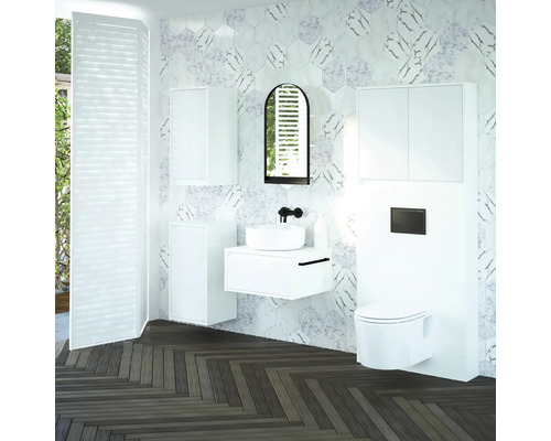 Baie modernă cu mobilier alb, oglindă și toaletă în fața unui perete cu model