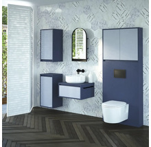Baie modernă cu lavoar, dulap cu oglindă, WC suspendat și mobilier de baie asortat, cu design contemporan.
