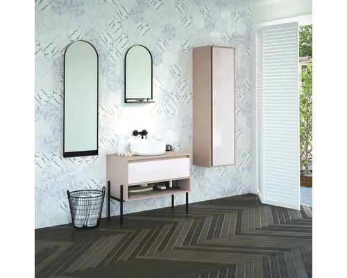 Baie modernă cu lavoar, oglinzi, dulap de perete, gresie de marmură și podea din lemn închis la culoare