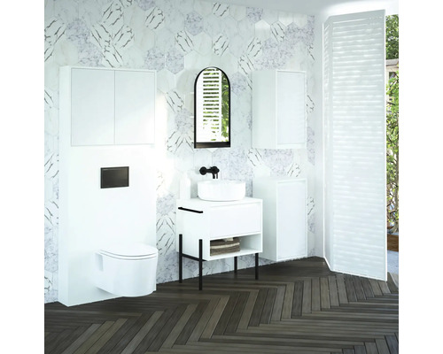 Baie modernă cu ceramică albă, dulap de bază pentru lavoar și oglindă
