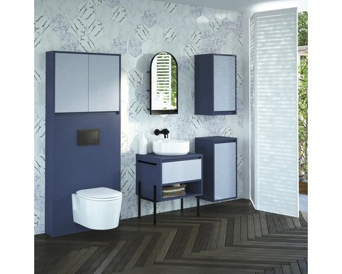 Baie cu lavoar, dulap cu oglindă, toaletă suspendată și podea cu model herringbone
