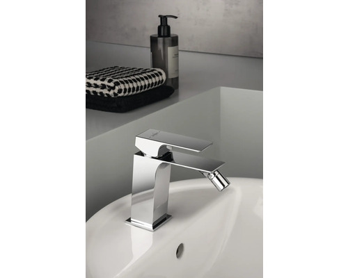 Baterie bideu pe o chiuvetă cu prosoape și săpun