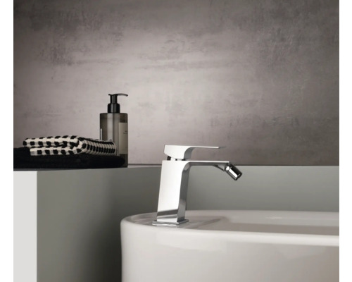 Baterie bideu pe o chiuvetă cu prosoape și săpun în baie