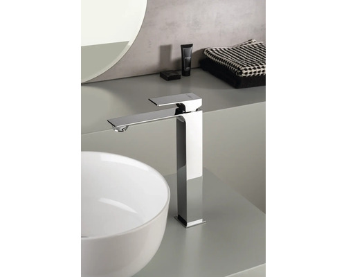 Baie modernă cu lavoar pe blat și baterie înaltă