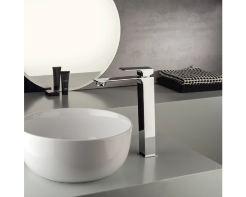 Baterie lavoar lângă chiuvetă în baie